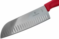 Victorinox SwissClassic 6.8521.17G Santoku Avec Alvéoles 17 Cm, Rouge 9 Victorinox SwissClassic 6.8521.17G Santoku Avec Alvéoles 17 Cm, Rouge -KNIVESANDTOOLS Soldes VT6 8521 17G 03 victorinox scaled