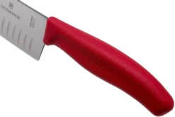 Victorinox SwissClassic 6.8521.17G Santoku Avec Alvéoles 17 Cm, Rouge 11 Victorinox SwissClassic 6.8521.17G Santoku Avec Alvéoles 17 Cm, Rouge -KNIVESANDTOOLS Soldes VT6 8521 17G 05 victorinox scaled